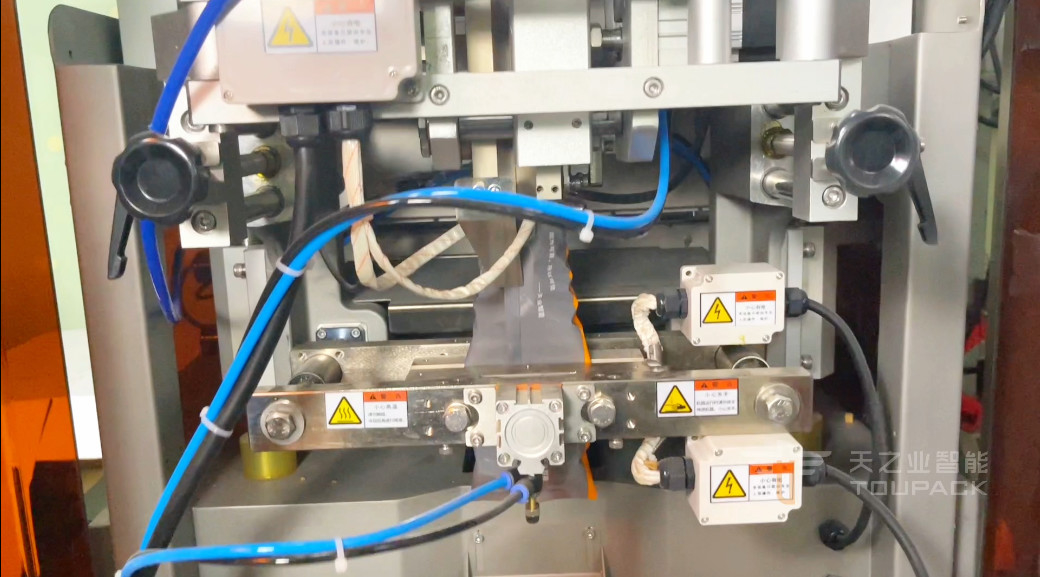 Automatische Verpackungsmaschine für Kartoffelchips, Snacks und Vertikalverpackungen Hochgeschwindigkeit 120 BPM Intelligentes Wiegen und Verpacken