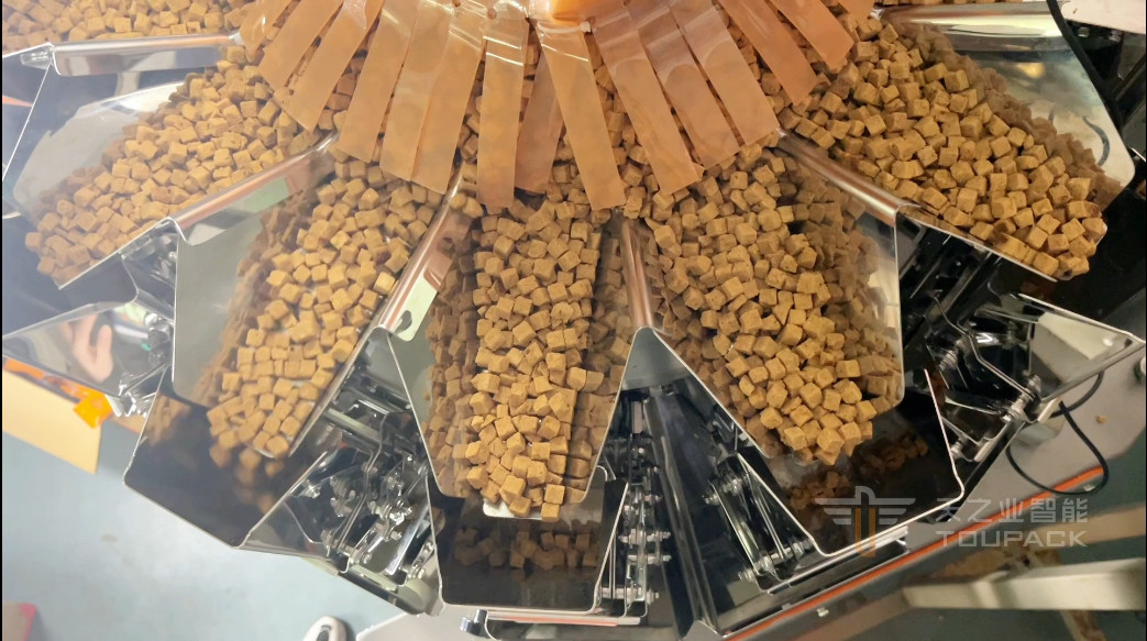 Automatische Vertikalverpackungsmaschine für getrocknete Fruchtpflaumen Hochgeschwindigkeit 120 BPM Intelligente Waage- und Verpackungsmaschine