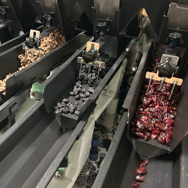 Vogelfutter-Fertigbeutel-Verpackungsmaschine Hunde- und Katzenfutter-Verpackungsmaschine Multifunktionale Granulat-Verpackungsanlage Mehrkopfwaage