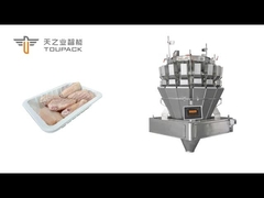 Vollautomatisierte Verpackungslinie für tiefgekühlte Hähnchenflügel in Trays, präzise gewogen durch TOUPACK Schrauben-Mehrkopfwaage